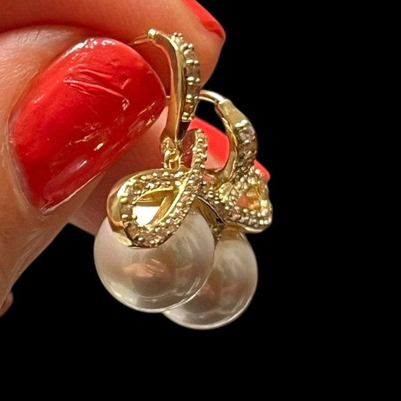 SHASHI Small Faux Pave Goldplated Ribbon Bow Pearl Drop Jewelry Earrings - Picture 6 of 16